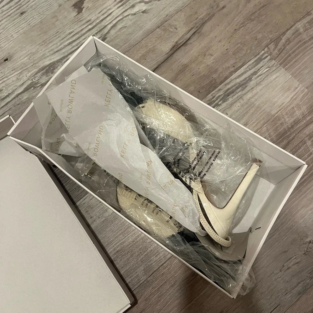 NWT Kelly Rowland White and Black Pumps - Picture 4 of 4